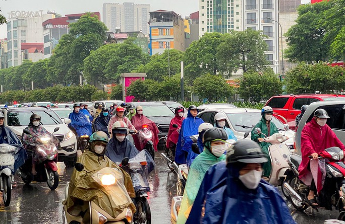 Giao thông nhiều nơi ở Hà Nội tê liệt trong trận mưa lớn - Ảnh 2.