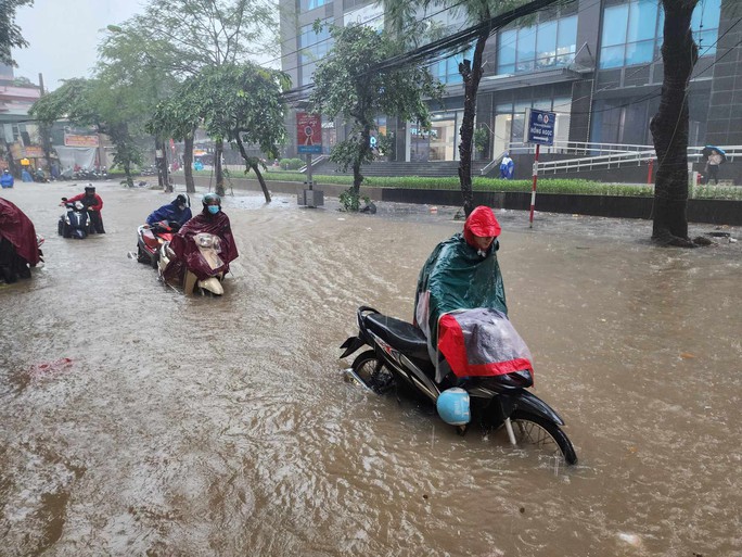 Giao thông nhiều nơi ở Hà Nội tê liệt trong trận mưa lớn - Ảnh 12.