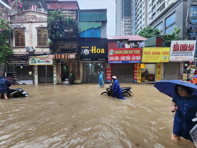 Giao thông nhiều nơi ở Hà Nội tê liệt trong trận mưa lớn - Ảnh 11.