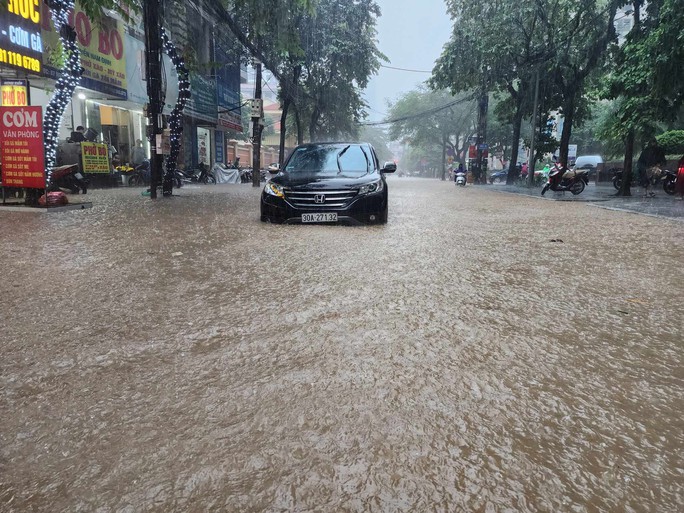 Giao thông nhiều nơi ở Hà Nội tê liệt trong trận mưa lớn - Ảnh 10.