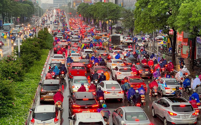 Giao thông nhiều nơi ở Hà Nội tê liệt trong trận mưa lớn - Ảnh 8.