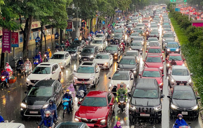 Giao thông nhiều nơi ở Hà Nội tê liệt trong trận mưa lớn - Ảnh 6.