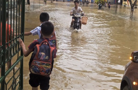 Cám cảnh ngôi trường khốn khổ, hễ mưa to là ngập, thầy trò hì hụi vét bùn - Ảnh 4.