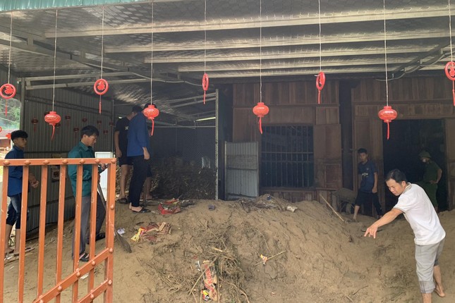 Hình ảnh tan hoang nơi tâm lũ Nghệ An - Ảnh 3. Hình ảnh tan hoang nơi tâm lũ Nghệ An - Ảnh 3.