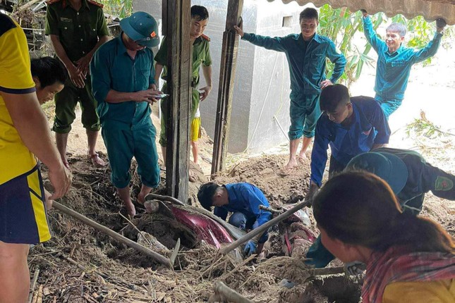 Hình ảnh tan hoang nơi tâm lũ Nghệ An - Ảnh 9. Hình ảnh tan hoang nơi tâm lũ Nghệ An - Ảnh 9.