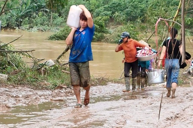 Hình ảnh tan hoang nơi tâm lũ Nghệ An - Ảnh 10. Hình ảnh tan hoang nơi tâm lũ Nghệ An - Ảnh 10.