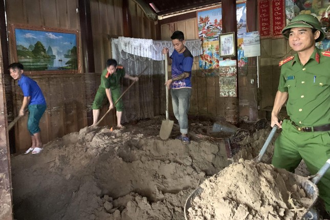 Hình ảnh tan hoang nơi tâm lũ Nghệ An - Ảnh 7. Hình ảnh tan hoang nơi tâm lũ Nghệ An - Ảnh 7.