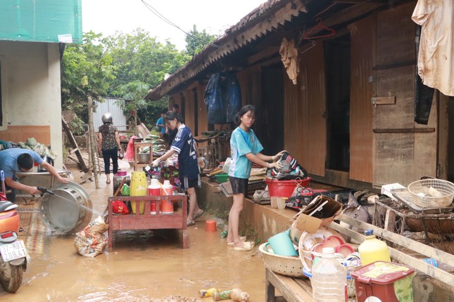 Học sinh ở Nghệ An kể lại giây phút sinh tử nơi lũ dữ, dỡ mái nhà cầu cứu - Ảnh 1.