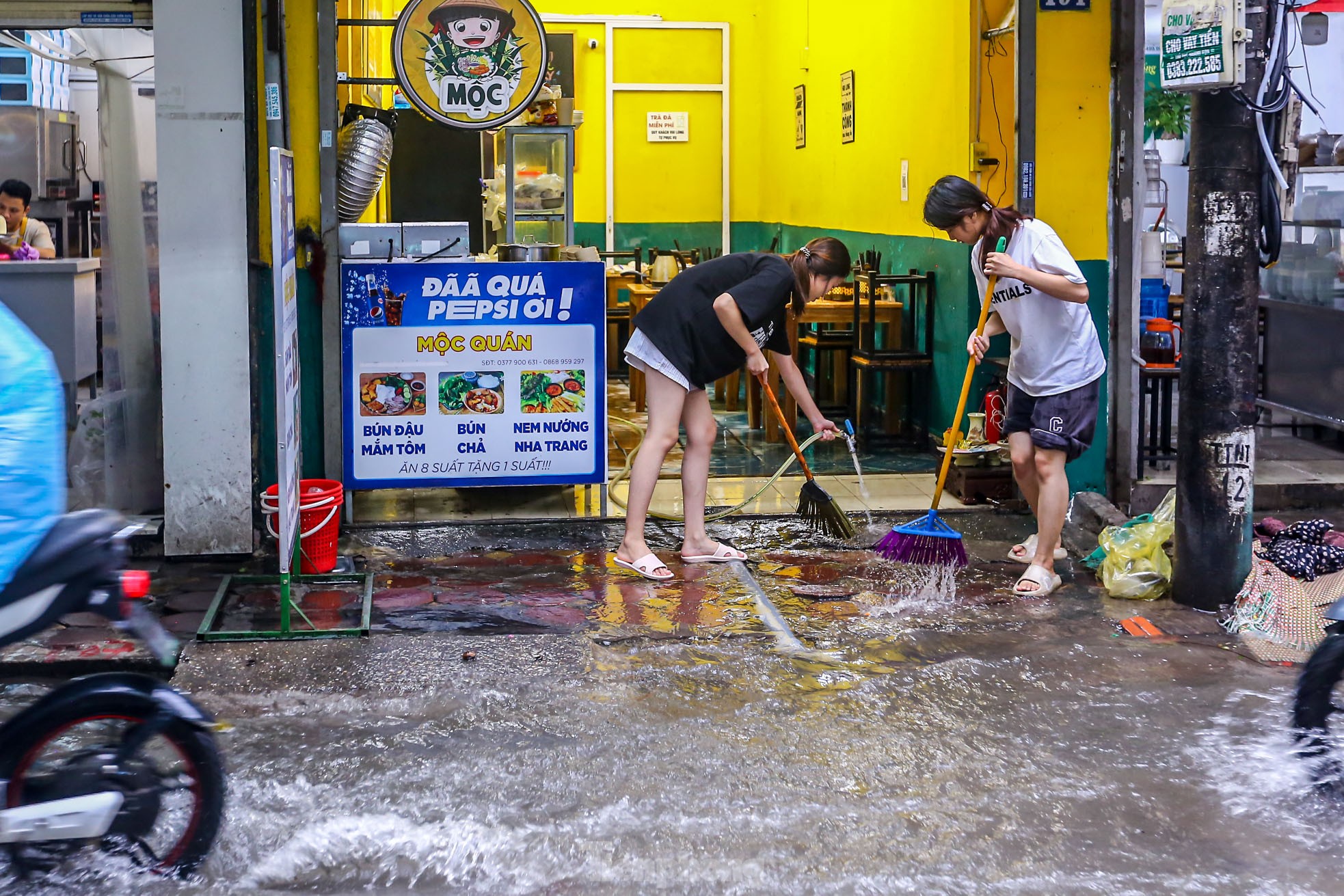 Người dân bì bõm về nhà trên những con phố ngập nước ở Hà Nội - Ảnh 5.