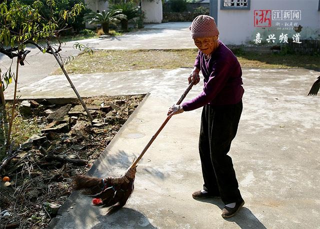 Cụ bà 104 tuổi nhưng vẫn minh mẫn, ra đồng làm ruộng như người trẻ: Bí quyết không phải tập thể dục mà nhờ 3 thói quen từ ngày trẻ - Ảnh 2.