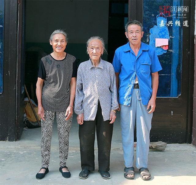 Cụ bà 104 tuổi nhưng vẫn minh mẫn, ra đồng làm ruộng như người trẻ: Bí quyết không phải tập thể dục mà nhờ 3 thói quen từ ngày trẻ - Ảnh 1.