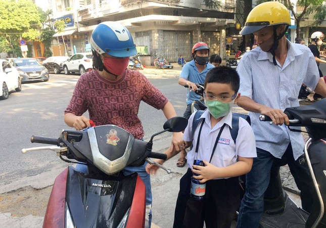 Vụ chèn môn xã hội hóa vào buổi chính khóa: Tạm dừng học tiếng Anh với người nước ngoài - Ảnh 1.