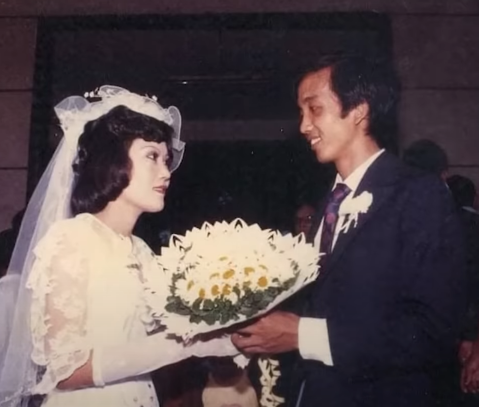 Chủ quán bún riêu bị nhầm là gái ế không chồng, 36 năm thầm lặng vun đắp hôn nhân - Ảnh 1. Chủ quán bún riêu bị nhầm là gái ế không chồng, 36 năm thầm lặng vun đắp hôn nhân - Ảnh 1.