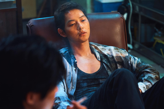 Bùng nổ tranh cãi việc Song Joong Ki ham làm trung tâm tới độ hành xử “kém duyên” với bạn diễn, netizen nói gì? - Ảnh 1. Bùng nổ tranh cãi việc Song Joong Ki ham làm trung tâm tới độ hành xử “kém duyên” với bạn diễn, netizen nói gì? - Ảnh 1.