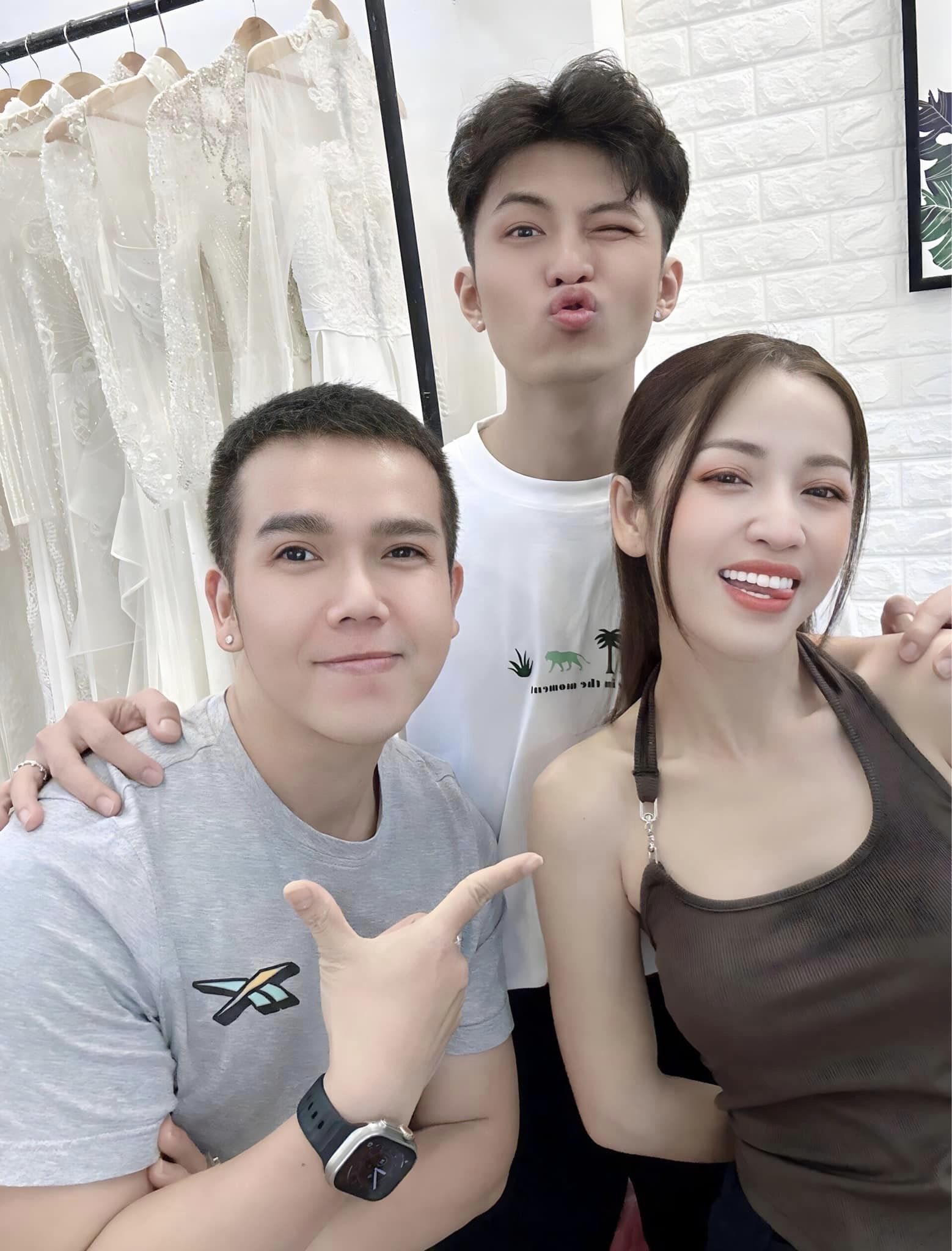 Puka và Gin Tuấn Kiệt sánh đôi thử áo dài cưới, thái lộ bên ngoài mới gây chú ý - Ảnh 2. Puka và Gin Tuấn Kiệt sánh đôi thử áo dài cưới, thái lộ bên ngoài mới gây chú ý - Ảnh 2.