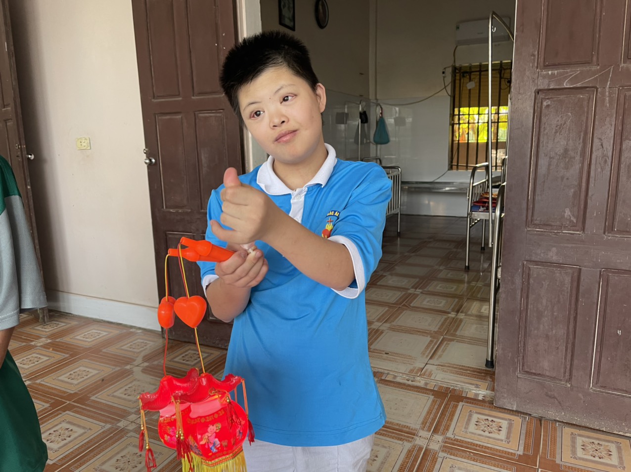 Trung thu của hàng chục mảnh đời bất hạnh trong mái ấm Thiên Ân - Ảnh 5. Trung thu của hàng chục mảnh đời bất hạnh trong mái ấm Thiên Ân - Ảnh 5.