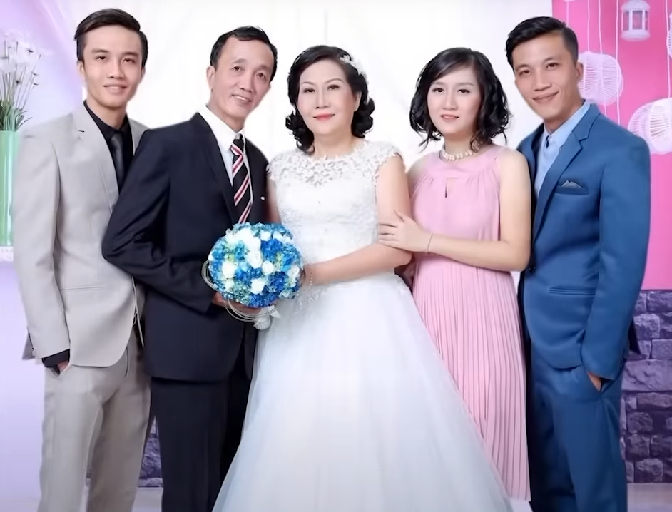 Chủ quán bún riêu bị nhầm là gái ế không chồng, 36 năm thầm lặng vun đắp hôn nhân - Ảnh 4. Chủ quán bún riêu bị nhầm là gái ế không chồng, 36 năm thầm lặng vun đắp hôn nhân - Ảnh 4.