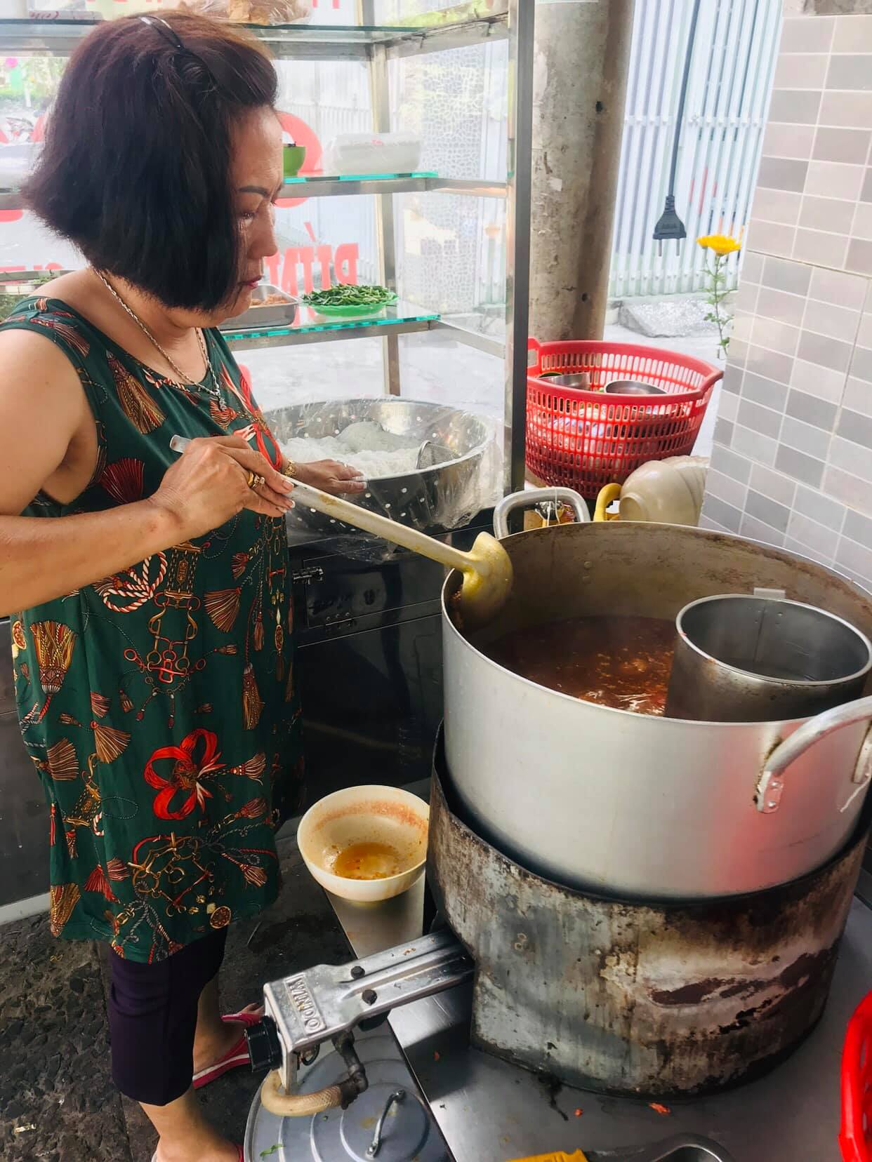 Chủ quán bún riêu bị nhầm là gái ế không chồng, 36 năm thầm lặng vun đắp hôn nhân - Ảnh 3. Chủ quán bún riêu bị nhầm là gái ế không chồng, 36 năm thầm lặng vun đắp hôn nhân - Ảnh 3.