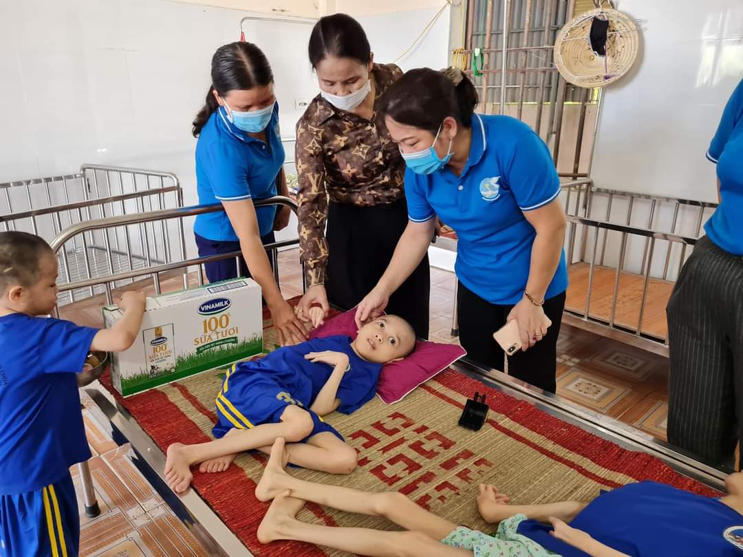 Trung thu của hàng chục mảnh đời bất hạnh trong mái ấm Thiên Ân - Ảnh 6. Trung thu của hàng chục mảnh đời bất hạnh trong mái ấm Thiên Ân - Ảnh 6.