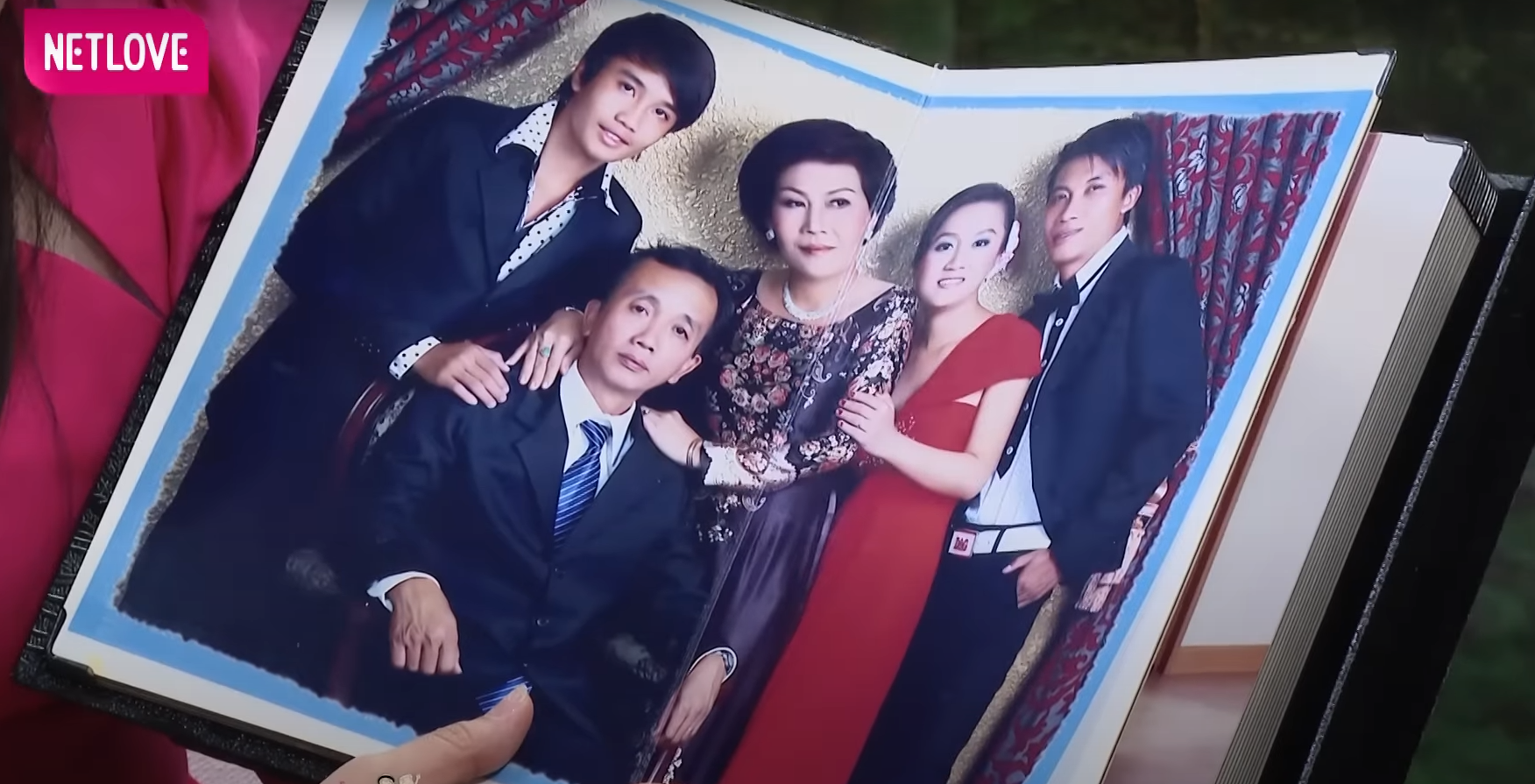 Chủ quán bún riêu bị nhầm là gái ế không chồng, 36 năm thầm lặng vun đắp hôn nhân - Ảnh 2. Chủ quán bún riêu bị nhầm là gái ế không chồng, 36 năm thầm lặng vun đắp hôn nhân - Ảnh 2.