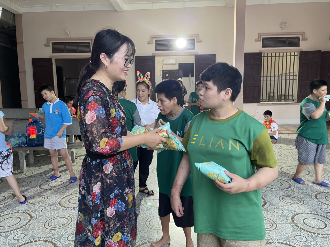 Trung thu của hàng chục mảnh đời bất hạnh trong mái ấm Thiên Ân - Ảnh 7. Trung thu của hàng chục mảnh đời bất hạnh trong mái ấm Thiên Ân - Ảnh 7.