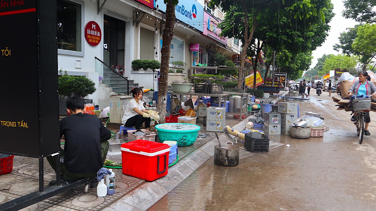 Sau mưa lớn, người dân ở khu biệt thự &quot;triệu đô&quot; vẫn phải lội nước vớt đồ - Ảnh 7.