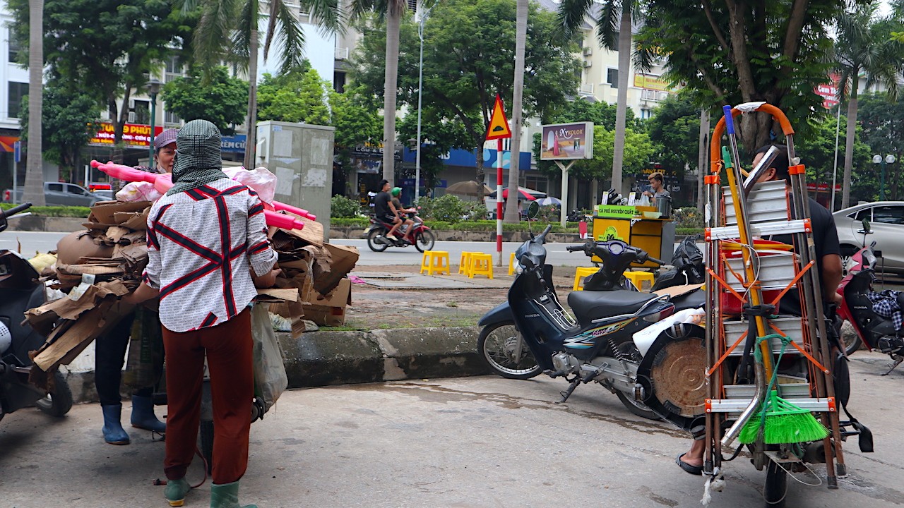 Sau mưa lớn, người dân ở khu biệt thự &quot;triệu đô&quot; vẫn phải lội nước vớt đồ - Ảnh 11.