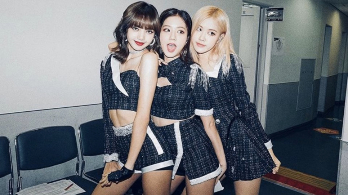 Lisa mặc outfit &quot;bốc lửa&quot; diễn tại hộp đêm thoát y, Rosé - Jisoo phản ứng thế nào khi xem show? - Ảnh 4.