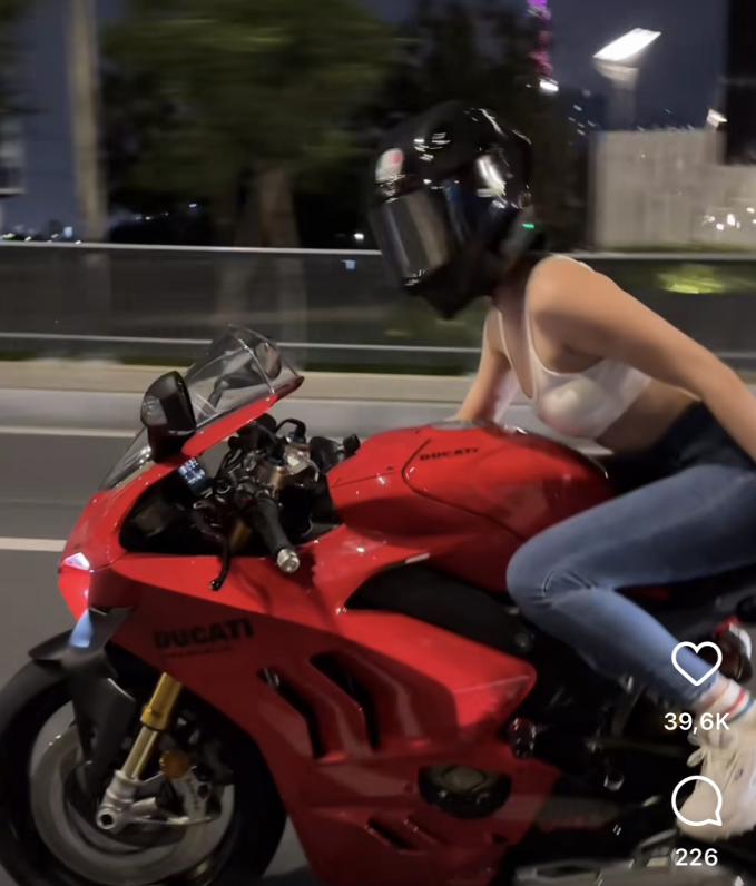 Ngọc Trinh gây phẫn nộ vì đăng clip thả tay lái, tạo dáng nguy hiểm khi điều khiển xe moto