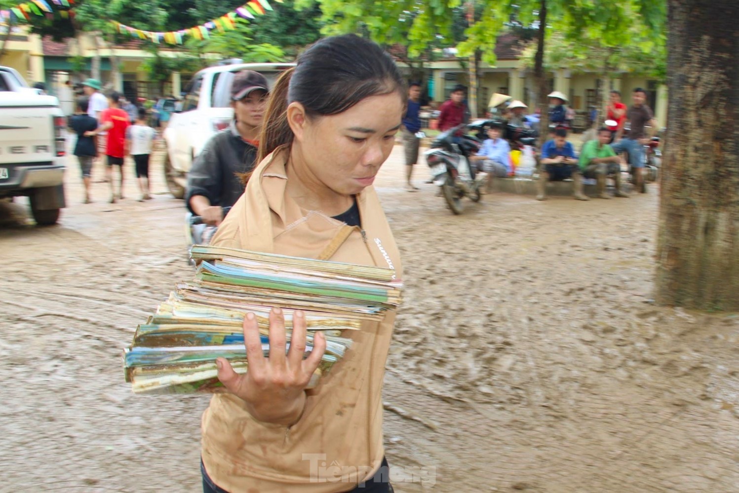 Sau lũ, giáo viên cào bùn nhão nhoẹt tìm sách vở cho trò - Ảnh 4.