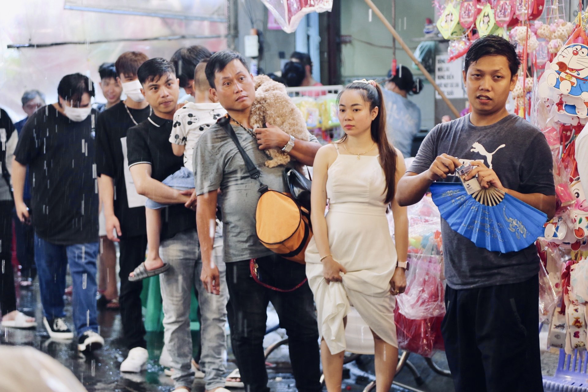 TP.HCM: Hàng trăm người dân chen nhau tại Phố lồng đèn, đội mưa để chụp hình đón Trung thu - Ảnh 10.
