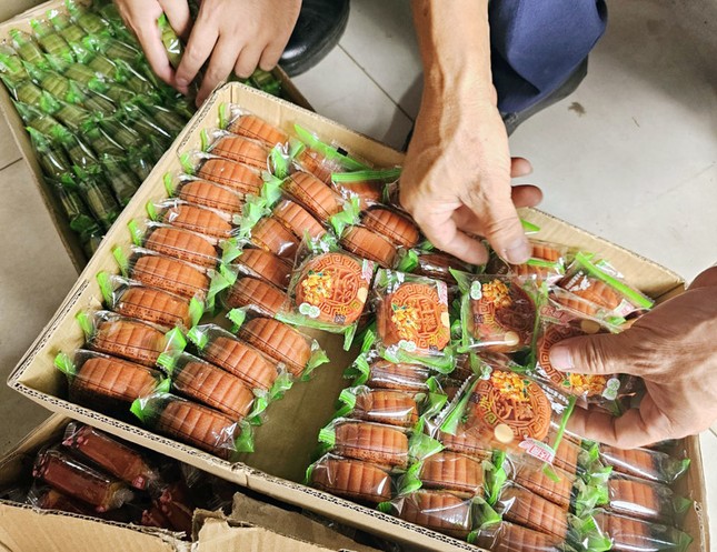 Phát hiện nhiều vụ nhập lậu bánh trung thu số lượng lớn - Ảnh 1. Phát hiện nhiều vụ nhập lậu bánh trung thu số lượng lớn - Ảnh 1.