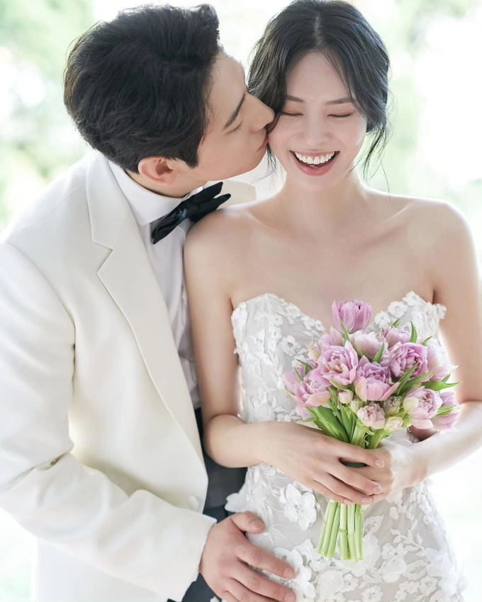 Tài tử Dự Báo Tình Yêu Và Thời Tiết cưới nàng mẫu nhà YG: Cô dâu diện đầm 240 triệu, cùng chú rể biến hôn lễ thành sàn diễn - Ảnh 7. Tài tử Dự Báo Tình Yêu Và Thời Tiết cưới nàng mẫu nhà YG: Cô dâu diện đầm 240 triệu, cùng chú rể biến hôn lễ thành sàn diễn - Ảnh 7.
