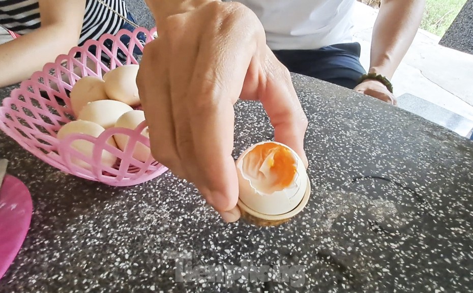 Du khách thích thú màn luộc trứng ở suối nước nóng 85 độ C - Ảnh 10.