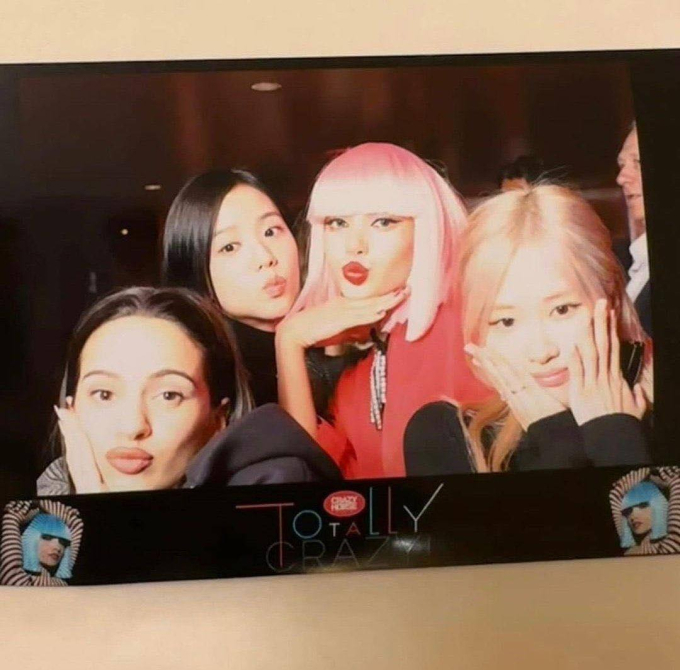 Lisa khoe ảnh chụp cùng Jisoo - Rosé trong hậu trường hộp đêm, một động thái chứng minh BLACKPINK là “mãi mãi&quot; - Ảnh 1.