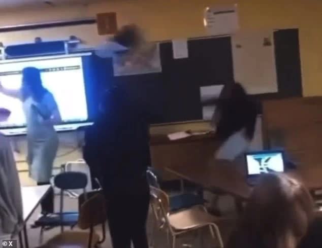 Giáo viên ngất xỉu tại chỗ vì bị học sinh ném ghế vào đầu, video vụ việc gây phẫn nộ - Ảnh 2.