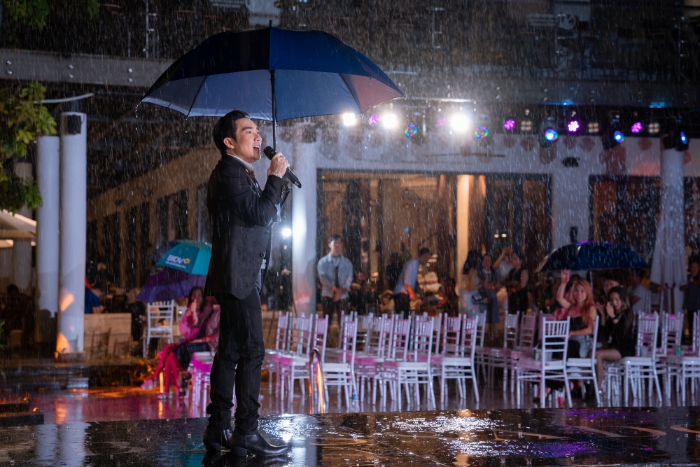Quang Hà &quot;cháy&quot; trong mưa với loại hit đình đám cùng 500 khán giả tại Nha Trang - Ảnh 1.