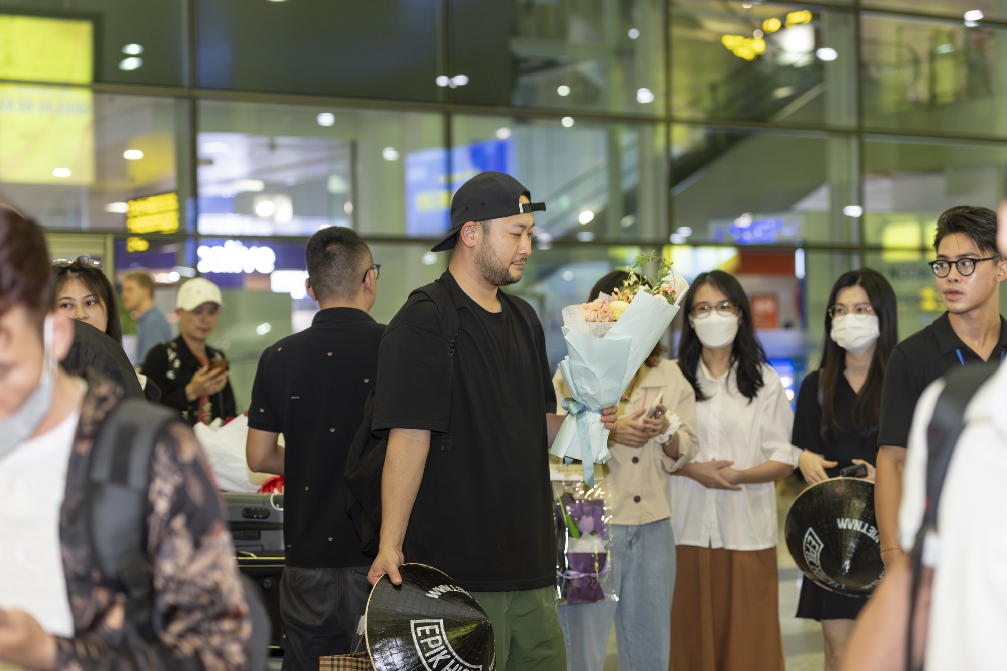 Epik High đổ bộ Nội Bài trong đêm: Mithra Jin và DJ Tukutz hào hứng đội nón lá, Tablo &quot;mất tích&quot; bí ẩn - Ảnh 2.