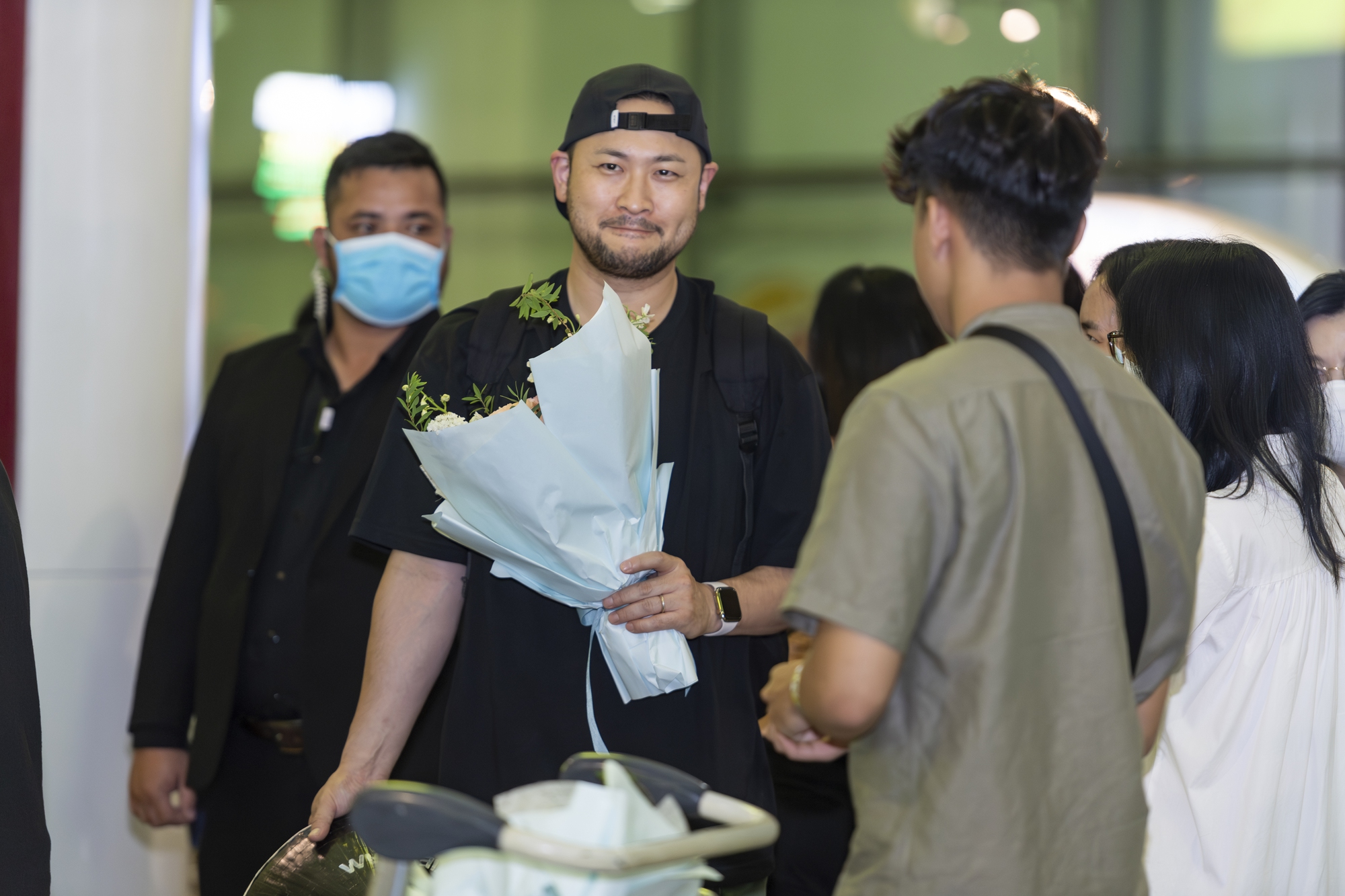 Epik High đổ bộ Nội Bài trong đêm: Mithra Jin và DJ Tukutz hào hứng đội nón lá, Tablo &quot;mất tích&quot; bí ẩn - Ảnh 3.