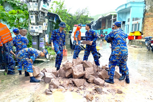 Mưa to, sóng lớn làm sạt lở nhiều khu vực bờ biển ở Phú Quốc - Ảnh 1.