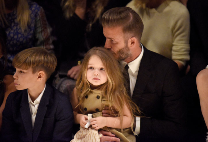 Harper nhà David Beckham khoe vẻ ngoài xinh xắn, chiếm trọn “spotlight” trong bữa tiệc gia đình - Ảnh 5.