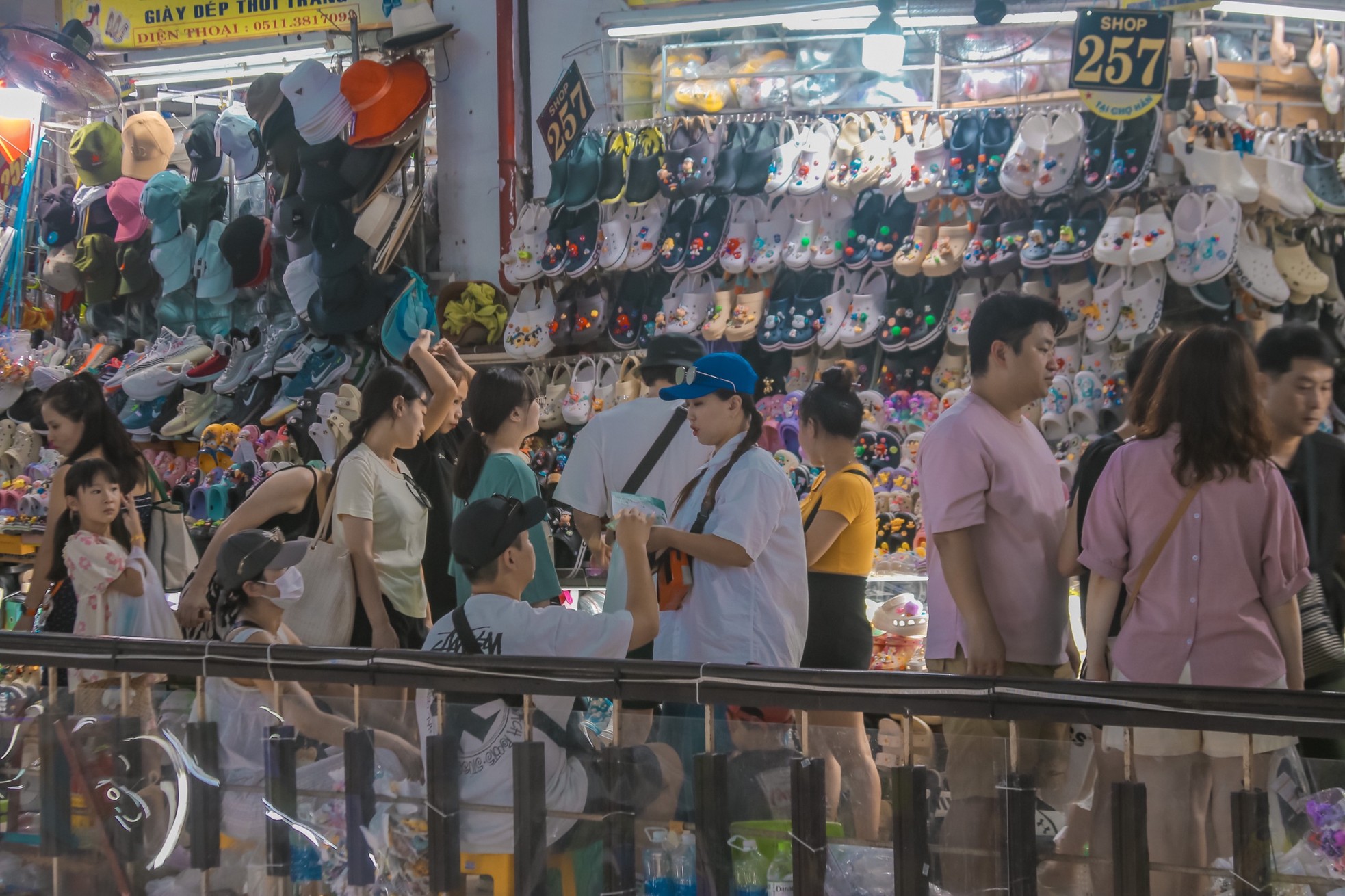 Chợ truyền thống lâu đời nhất Đà Nẵng đông nghịt du khách - Ảnh 5.