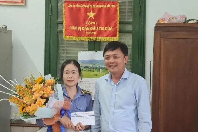 Nữ nhân viên đường sắt kể lại giây phút cứu người trước mũi tàu hỏa - Ảnh 4. Nữ nhân viên đường sắt kể lại giây phút cứu người trước mũi tàu hỏa - Ảnh 4.