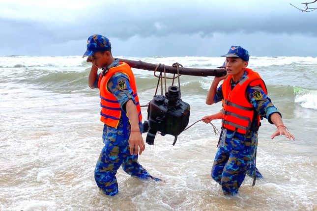 Mưa to, sóng lớn làm sạt lở nhiều khu vực bờ biển ở Phú Quốc - Ảnh 3.