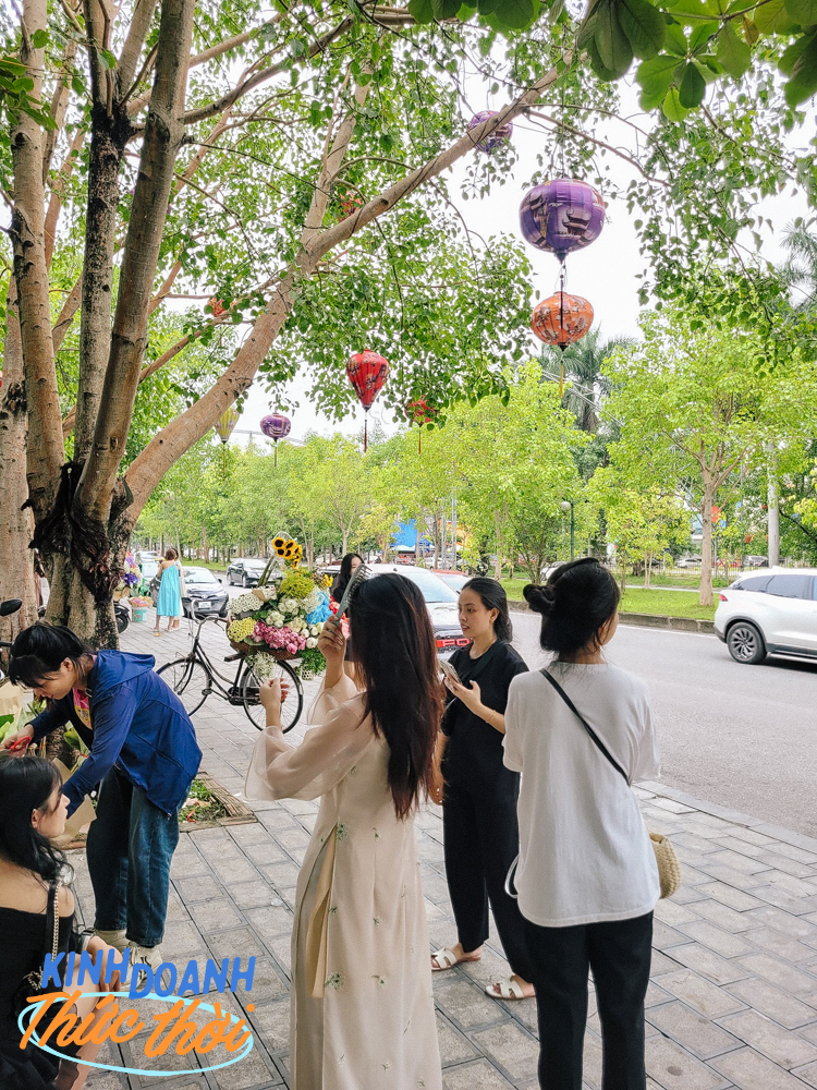 Gánh hoa mùa thu phủ sóng mọi miền, những người kinh doanh thức thời từ trend này nói một điều khiến người Hà Nội tự hào - Ảnh 1.