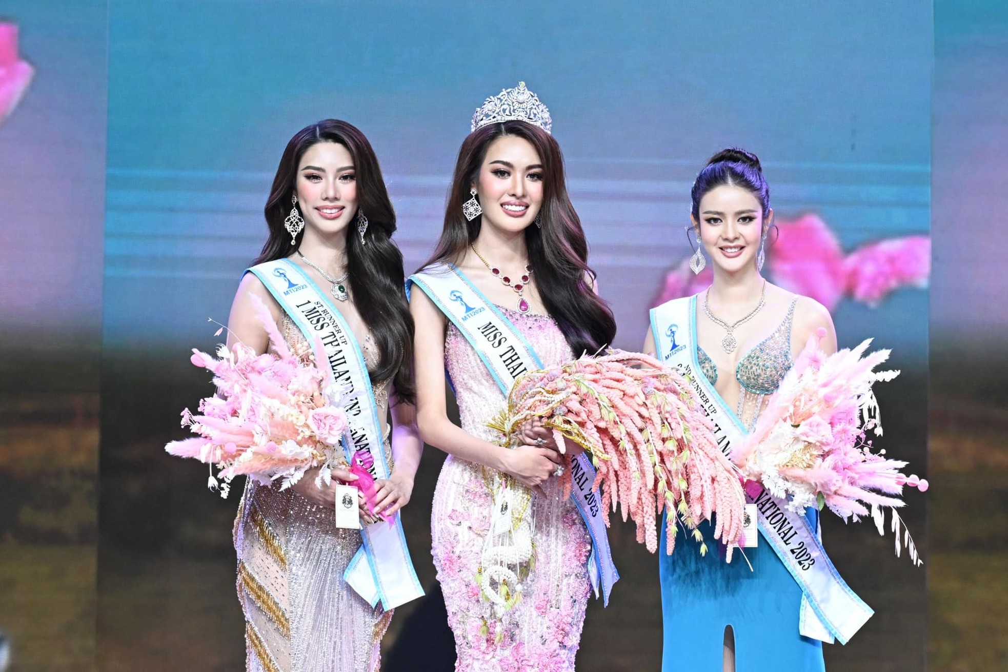 Hoa hậu Quốc tế Thái Lan gây tranh cãi khi có 12 Á hậu - Ảnh 2.