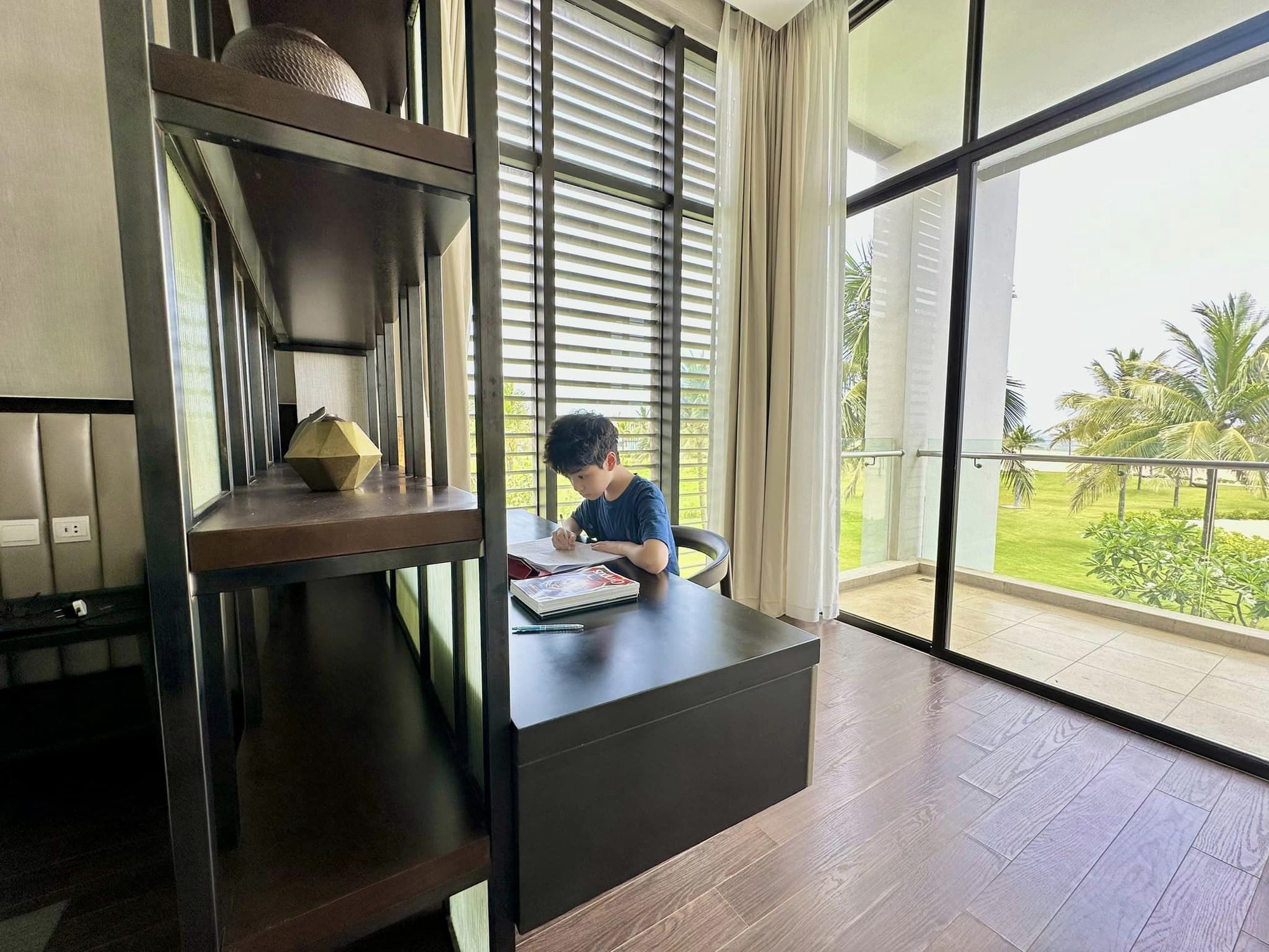 Nghỉ lễ của em bé nhà sao Việt: Thúy Vân cho con tham quan Dinh Độc Lập, bé Bo cùng mẹ Hòa Minzy đi chơi - Ảnh 7. Nghỉ lễ của em bé nhà sao Việt: Thúy Vân cho con tham quan Dinh Độc Lập, bé Bo cùng mẹ Hòa Minzy đi chơi - Ảnh 7.