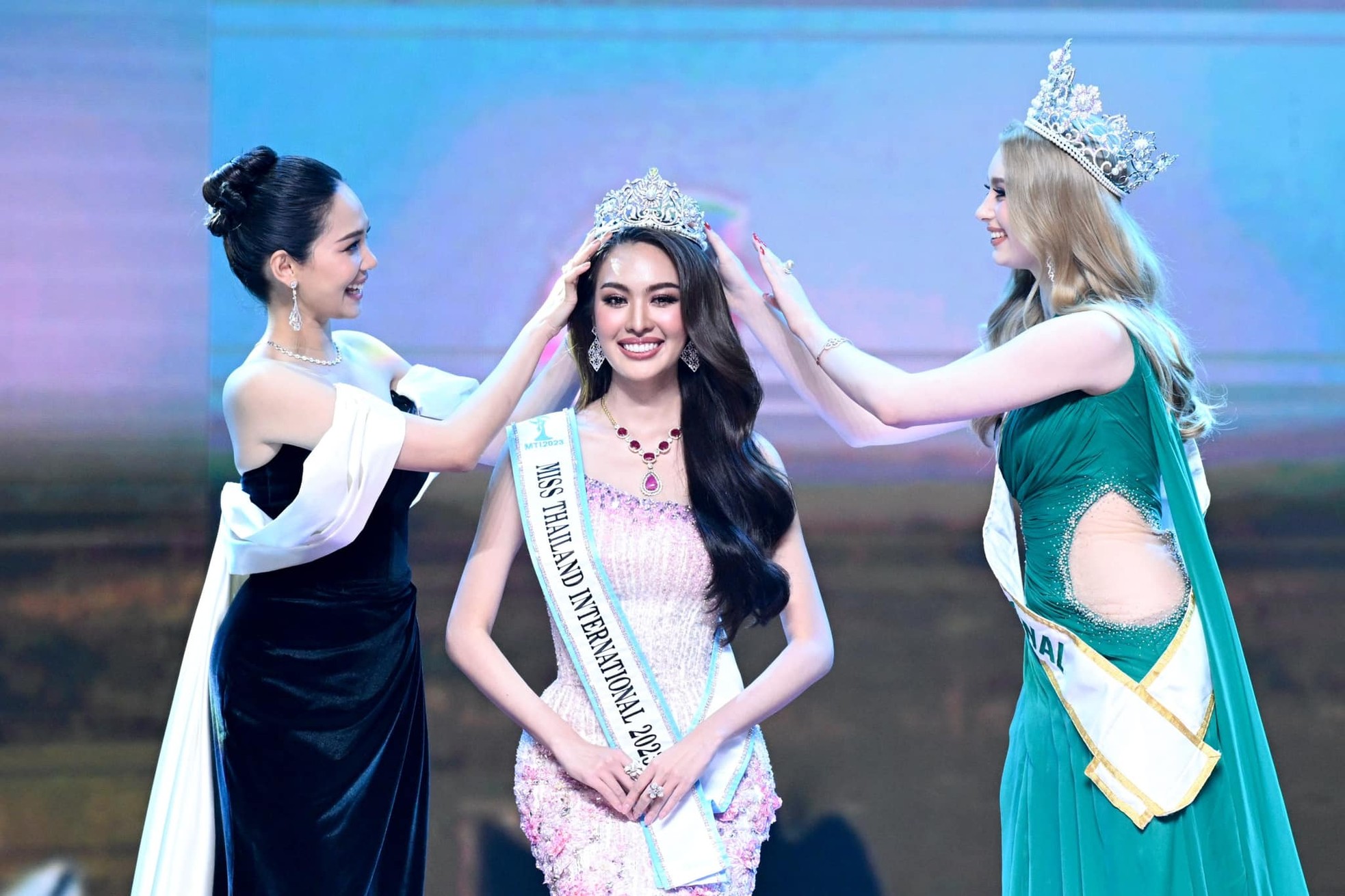 Hoa hậu Quốc tế Thái Lan gây tranh cãi khi có 12 Á hậu - Ảnh 1.
