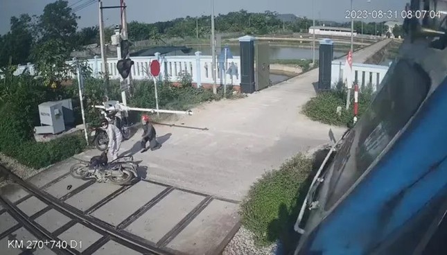 Nữ nhân viên đường sắt kể lại giây phút cứu người trước mũi tàu hỏa - Ảnh 1. Nữ nhân viên đường sắt kể lại giây phút cứu người trước mũi tàu hỏa - Ảnh 1.