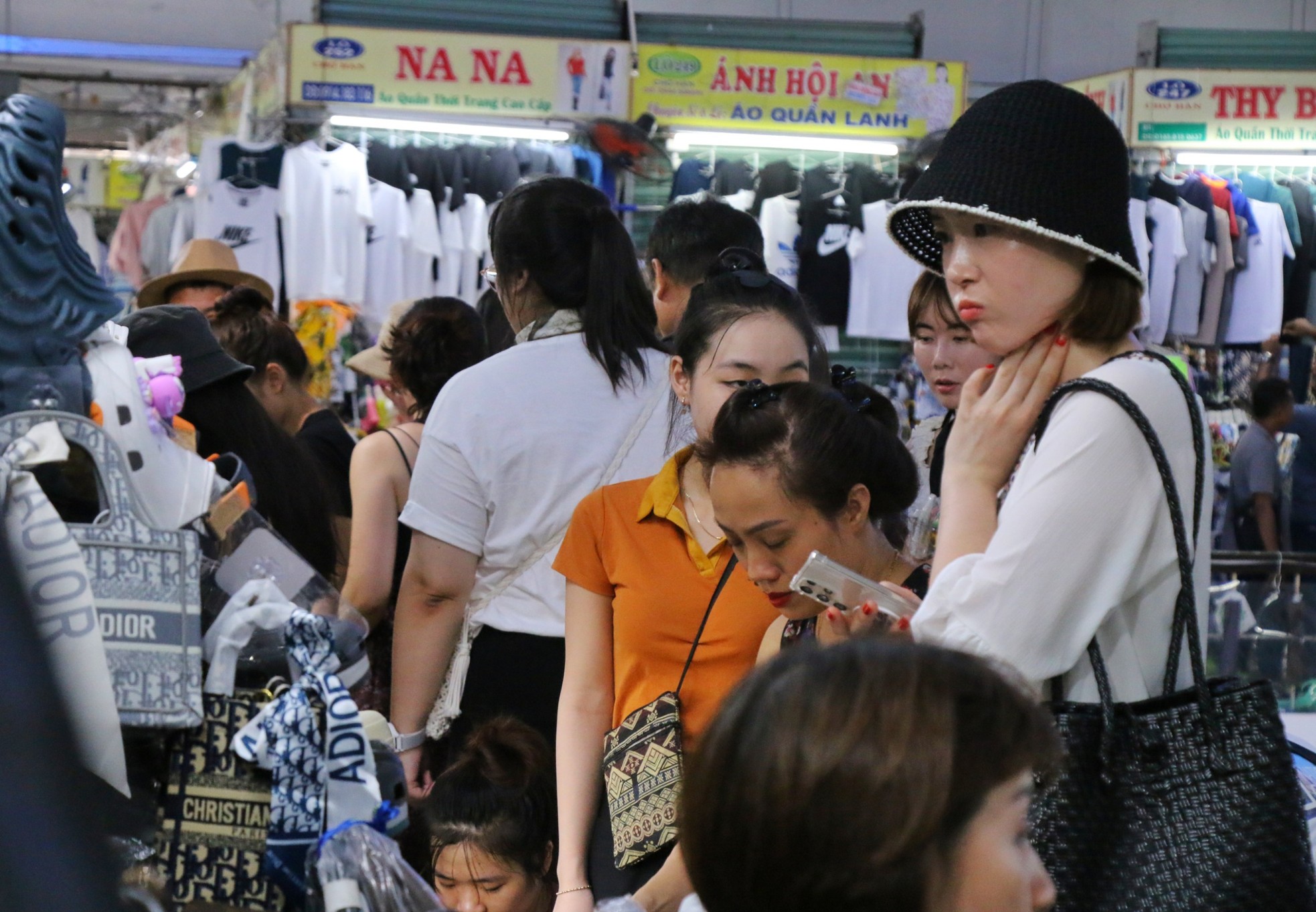 Chợ truyền thống lâu đời nhất Đà Nẵng đông nghịt du khách - Ảnh 10.